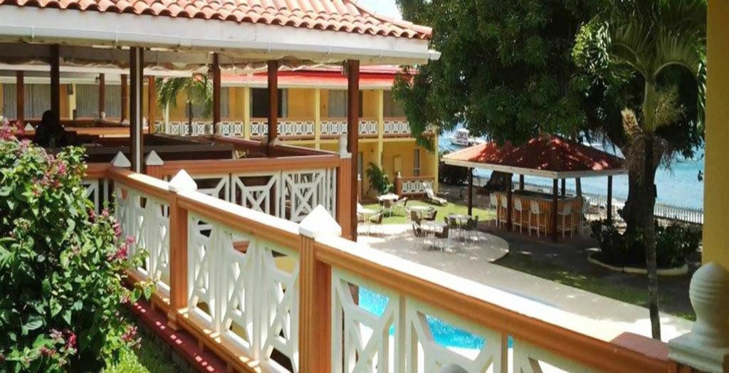 קינגסטאון Sunset Shores Beach Hotel מראה חיצוני תמונה