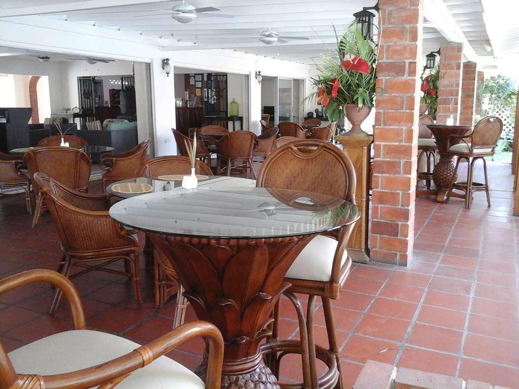 קינגסטאון Sunset Shores Beach Hotel מראה חיצוני תמונה